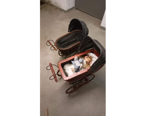 Cărucior de păpuși antic — un decor unic pentru interior și colecție!