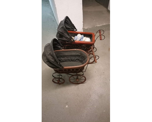 Cărucior de păpuși antic — un decor unic pentru interior și colecție!