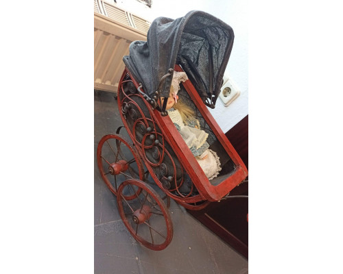 Cărucior de păpuși antic — un decor unic pentru interior și colecție!