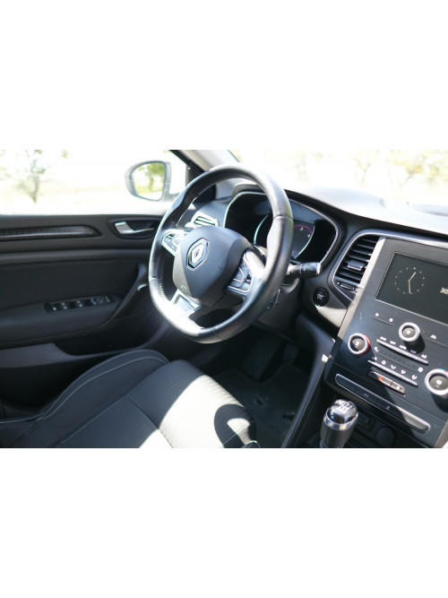 Renault Megane универсал 2016 белого цвета, идеальное состояние