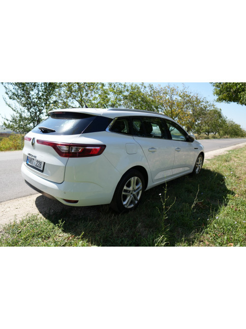 Renault Megane универсал 2016 белого цвета, идеальное состояние