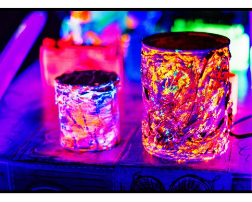 Vopsea fluorescentă invizibilă Noxton cu strălucire alb-albastru sub lumină ultravioletă