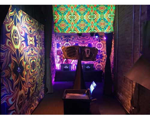 Vopsea fluorescentă Noxton pentru interior ECO violet deschis cu strălucire violet-roz sub lumină UV