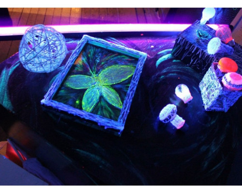 Vopsea fluorescentă pentru suveniruri Roz cu strălucire roz sub lumină ultravioletă