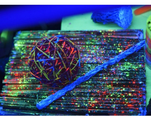 Vopsea fluorescentă invizibilă Noxton cu strălucire alb-albastru sub lumină ultravioletă