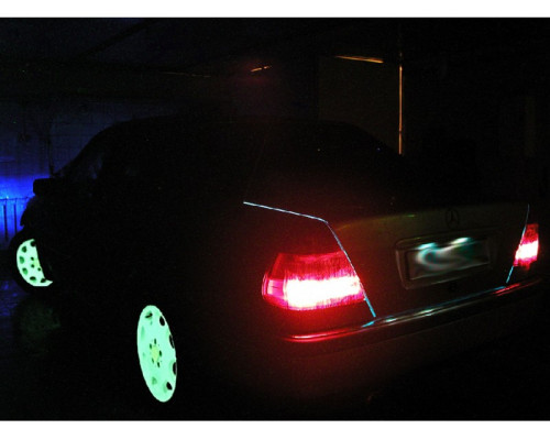 Vopsea luminoasă pentru metal Ultra White cu strălucire verde