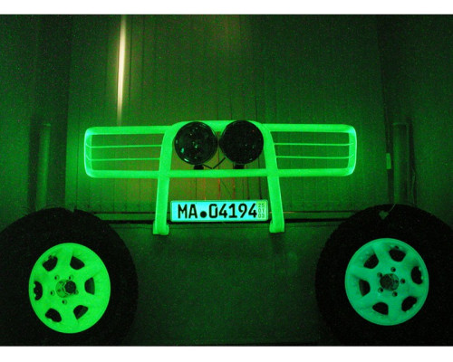 Vopsea luminoasă pentru metal Ultra White cu strălucire violet